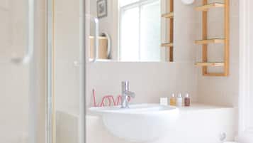 Combined shower/bathtub, hair dryer, towels, soap