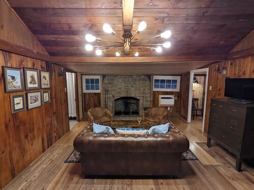 The Lodge: Restored Rustic 2 Bedroom On The River