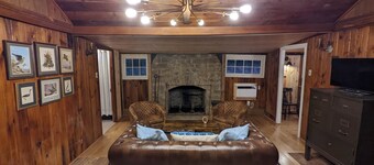 The Lodge: Restored Rustic 2 Bedroom On The River