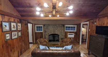 The Lodge: Restored Rustic 2 Bedroom On The River