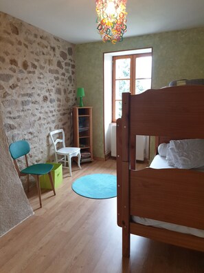 5 bedrooms, iron/ironing board, free WiFi, bed sheets