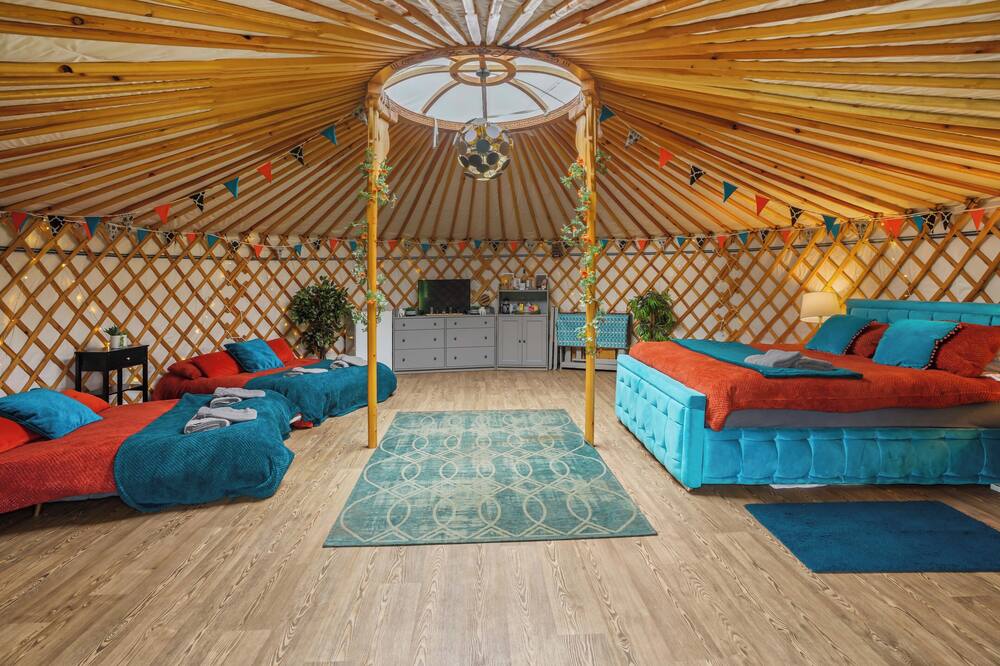 KRUG Luxury Heated Yurt with Private Hot Tub
