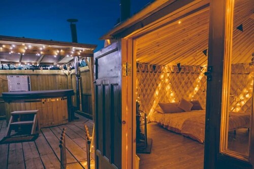 BOLLINGER Luxury Heated Yurt with Private Hot Tub