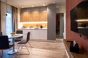 Appartement Standard, 1 grand lit et 1 canapé-lit | Coin séjour | TV connectée de 132 cm avec chaînes numériques, télévision