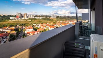 Departamento estándar, varias camas, vista a la ciudad | Terraza o patio