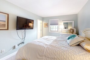 3 bedrooms, iron/ironing board, Internet, bed sheets - 2-story end-unit townhome near beach with deck, AC, outdoor pool & fast WiFi (Ocean City)