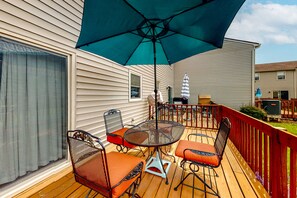 Outdoor dining - 2-story end-unit townhome near beach with deck, AC, outdoor pool & fast WiFi (Ocean City)