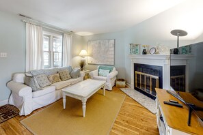 TV, fireplace - 2-story end-unit townhome near beach with deck, AC, outdoor pool & fast WiFi (Ocean City)