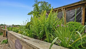 Ein erhöhter Kräutergarten mit einem Schild mit der Aufschrift 'Herb Garden'.