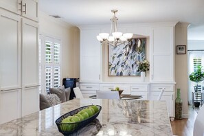 Dining - Entire Home - Cozy Near Downtown | Fast WIFI (San Jose)