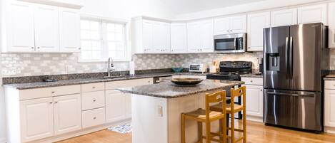 Jääkaappi, mikroaaltouuni, uuni, liesi