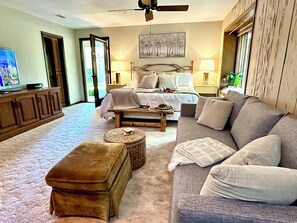 Smart-tv, een open haard en boeken