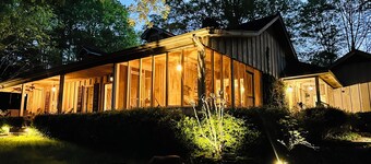 Serenity Lane: Luxury Farmhouse on 50 Acre Preserve near DeGray Lake Caddo River