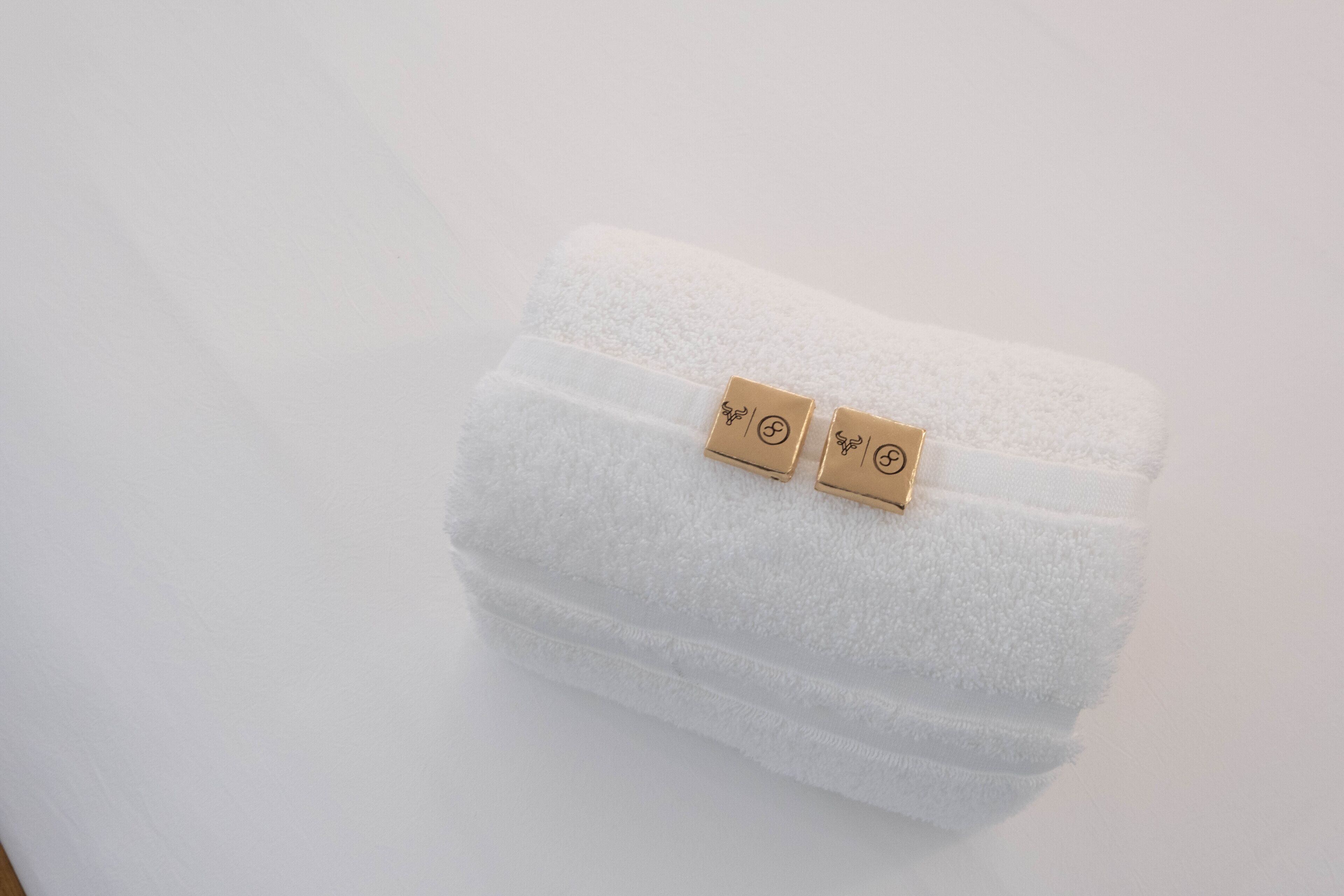 1 bedroom, premium bedding, desk, laptop workspace