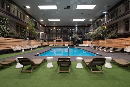 Piscina interna. The Westerner - Extended Stay