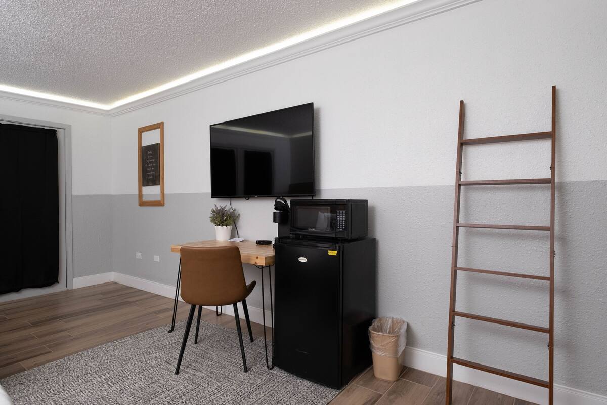 1 bedroom, premium bedding, desk, laptop workspace