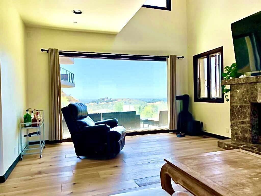 Smart TV, lareira, livros, aparelho de som