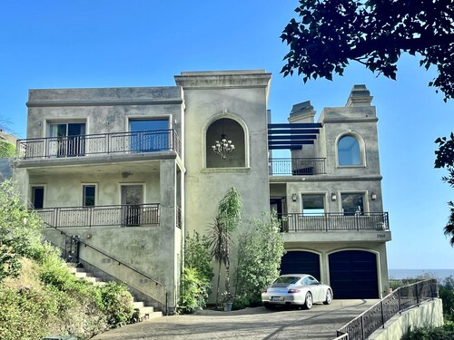 Gorgeous 3 br/5 ba plus bonus room Malibu ocean view villa with hot tub