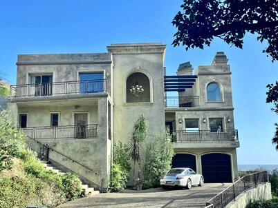 Gorgeous 3 br/5 ba plus bonus room Malibu ocean view villa with hot tub