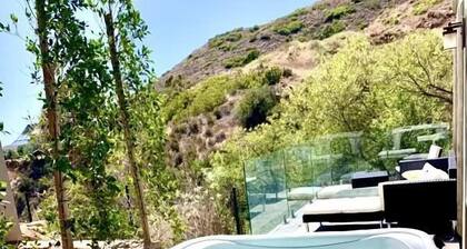 Gorgeous 3 br/5 ba plus bonus room Malibu ocean view villa with hot tub