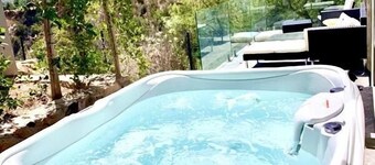 Gorgeous 3 br/5 ba plus bonus room Malibu ocean view villa with hot tub