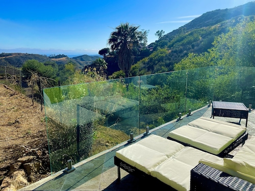 Gorgeous 3 br/5 ba plus bonus room Malibu ocean view villa with hot tub