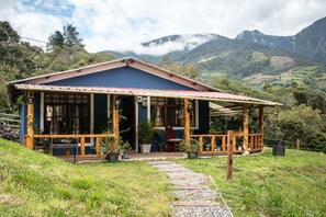 Exterior - Beautiful country house, 20 minutes from Baños de Agua Santa (Baños de Agua Santa)