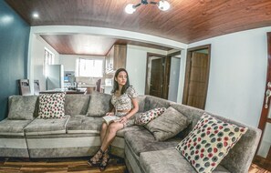Fireplace, books - Beautiful country house, 20 minutes from Baños de Agua Santa (Baños de Agua Santa)