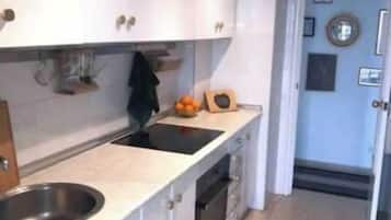 雪櫃、微波爐、焗爐、爐具