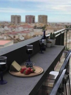Outdoor dining - Ocean Paradise w/ stunning views and close 2 Beach (Torrevieja)