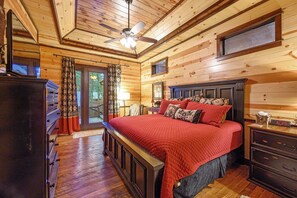 5 bedrooms, iron/ironing board, travel cot, WiFi - Patio in the Pines offers all of the luxuries in an absolutely stunning vacation cabin. One of the outstanding features is a HUGE 1,200 square foot covered outdoor living space with soaring ceilings, adorned with a wine barrel chandelier. (Broken Bow)