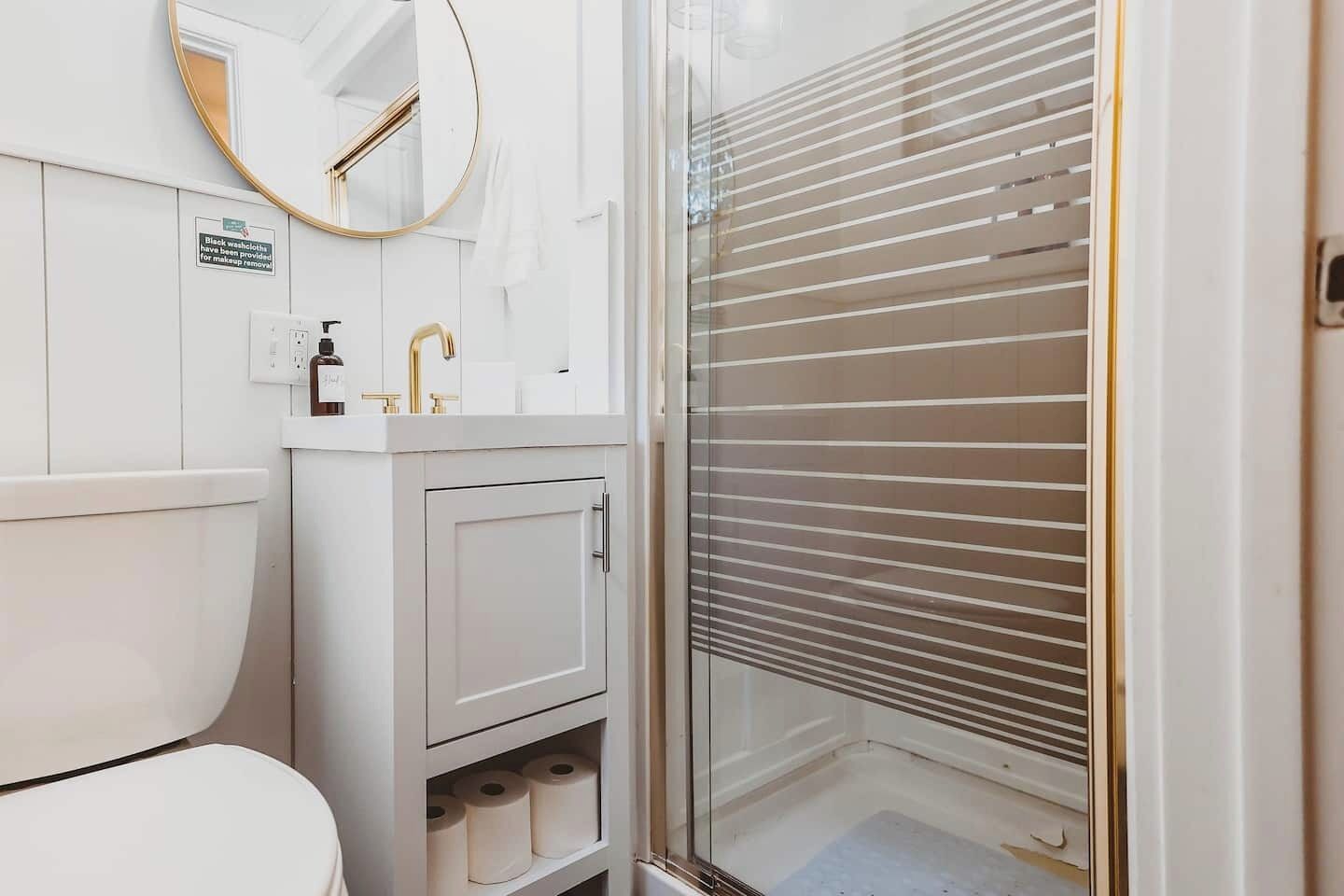 Combined shower/tub, hair dryer, towels