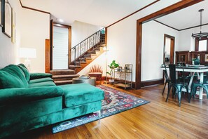 Smart TV, video games, books - Ultimate Group Stay in St Paul – 8 beds, 2 Living + Dining Rooms, (Saint Paul)