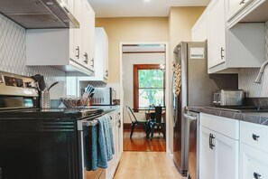 Fridge, microwave, oven, stovetop - Ultimate Group Stay in St Paul – 8 beds, 2 Living + Dining Rooms, (Saint Paul)