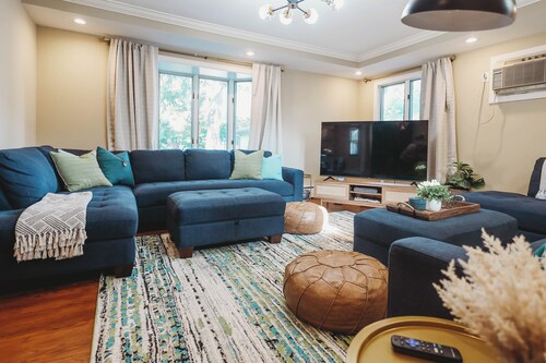 Ultimate Group Stay in St Paul – 8 beds, 2 Living + Dining Rooms,