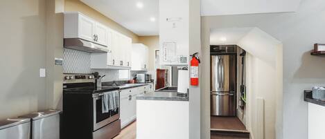 Een koelkast, een microgolfoven, een oven, een kookplaat