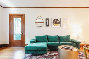 Interior - Ultimate Group Stay in St Paul – 8 beds, 2 Living + Dining Rooms, (Saint Paul)