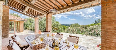 Familie villa, meerdere slaapkamers, uitzicht op gebergte (Pool Villa Angela Whirlpool) | Buiten dineren