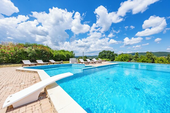 Villa Familiale, plusieurs chambres, côté montagne (Pool Villa Angela Whirlpool) | Piscine | Piscine extérieure (ouverte en saison)