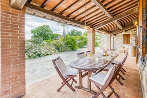 Villa familiare, camere multiple, lato montagna (Pool Villa Angela Whirlpool) | Ristorazione all'aperto
