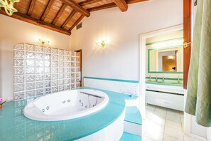 Villa Familiale, plusieurs chambres, côté montagne (Pool Villa Angela Whirlpool) | Salle de bain | Douche, sèche-cheveux, bidet, serviettes fournies