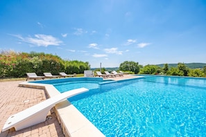 Biệt thự dành cho gia đình, 4 phòng ngủ, ban công, cạnh núi (Pool Villa Angela with Sauna, Jacuzzi) | Hồ bơi | Hồ bơi ngoài trời phục vụ theo mùa