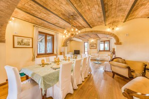 Villa familiare, camere multiple, lato montagna (Pool Villa Angela Whirlpool) | Pasti