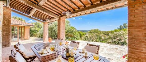 Villa familiar, 4 habitaciones, balcón, junto a la montaña (Pool Villa Angela with Sauna, Jacuzzi) | Restaurante al aire libre