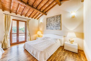 Villa Familiale, plusieurs chambres, côté montagne (Pool Villa Angela Whirlpool) | 4 chambres, fer et planche à repasser, Wi-Fi gratuit, draps fournis