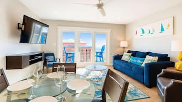 Apartemen, 1 Tempat Tidur King dengan tempat tidur Sofa, akses ke kolam renang, pemandangan pantai | Area keluarga | TV