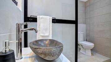 Apartment (Superior Apartment with Sauna (Fortic) | Badezimmer | Dusche, Handtücher