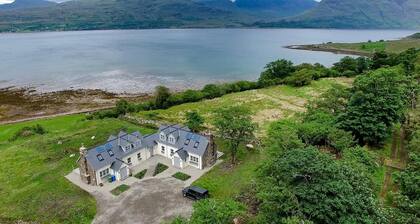 Remote & awe-inspiring Sealgair Cottage. Pet-friendly, log burner, lochside.