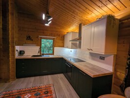Cabaña | Cocina privada | Frigorífico, microondas, horno y placa de cocina