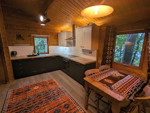 Cabin | Private kitchen | Fridge, microwave, oven, stovetop - Pineshadow Lodge Dog Friendly, Kenwick Park Louth (Louth)